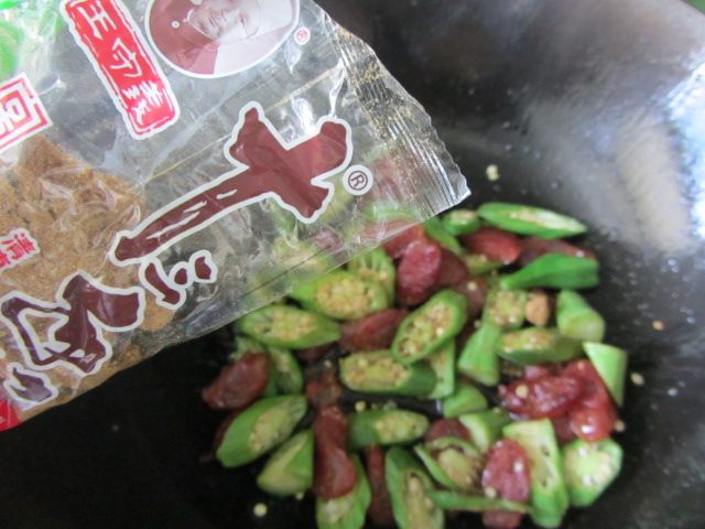 干煸香肠秋葵步骤7