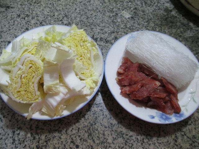 香肠白菜煮粉丝步骤1