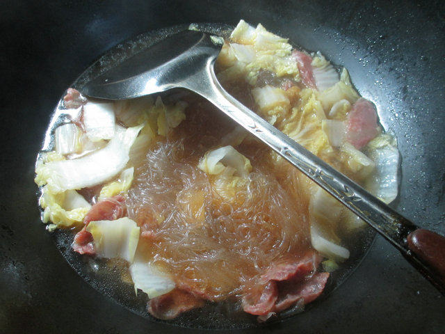 香肠白菜煮粉丝步骤7