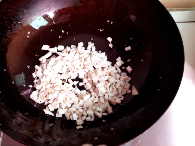 鲍菇炒饭步骤3