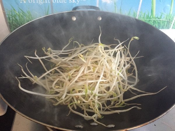 豆芽炒香肠步骤3