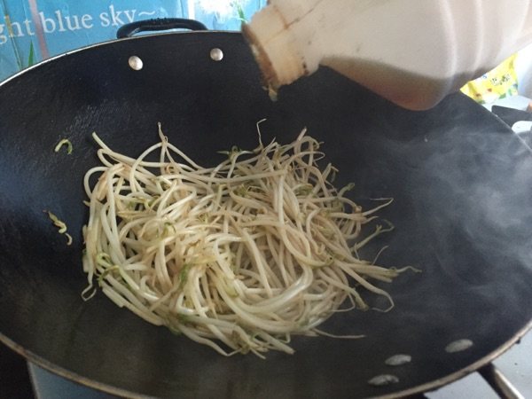 豆芽炒香肠步骤5
