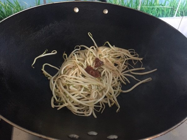 豆芽炒香肠步骤6