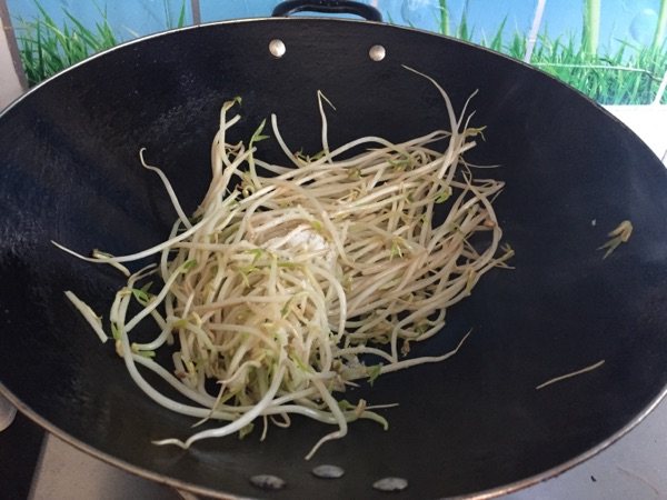 豆芽炒香肠步骤4