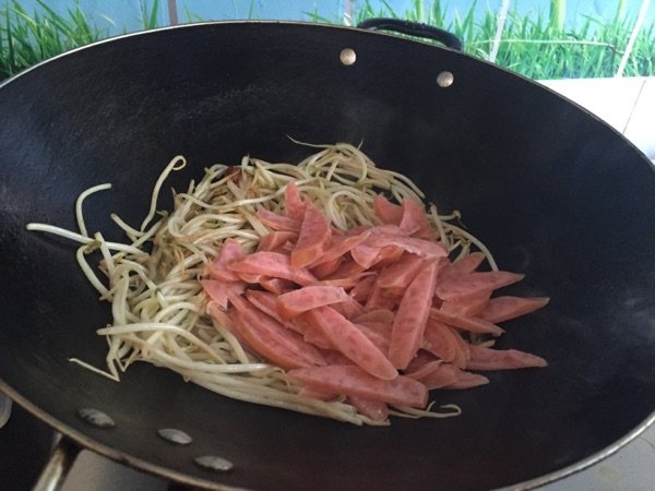 豆芽炒香肠步骤7