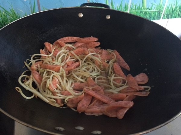 豆芽炒香肠步骤8