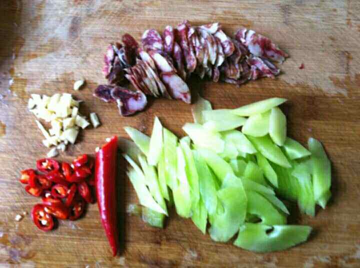 香肠炒莴笋步骤2
