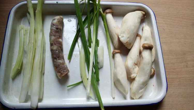 菜梗杏鲍菇炒香肠步骤1