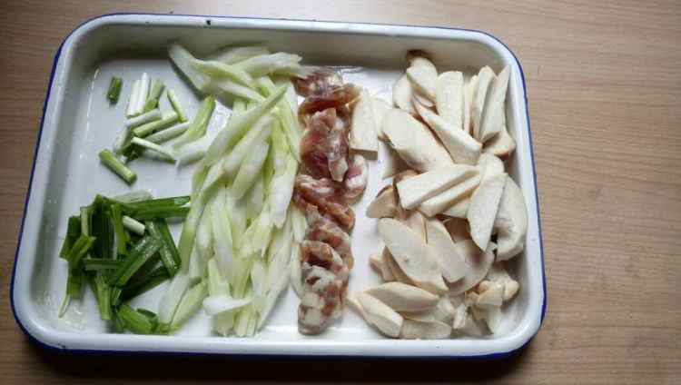 菜梗杏鲍菇炒香肠步骤2