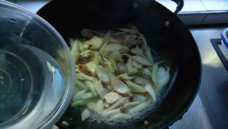 菜梗杏鲍菇炒香肠步骤7