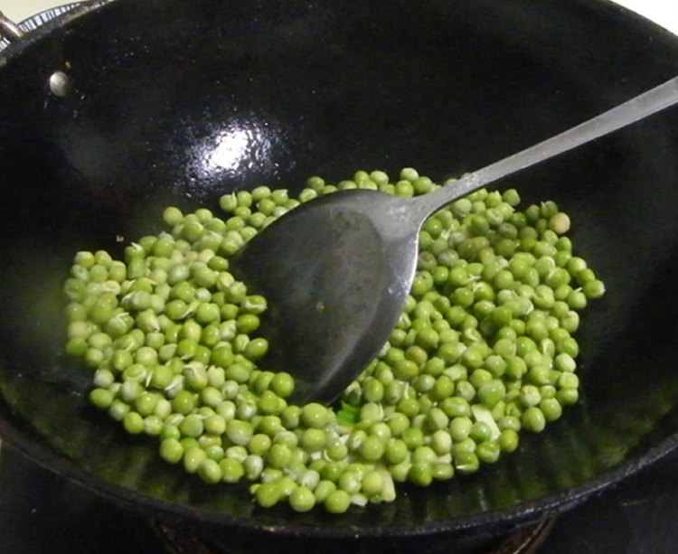香肠炒青豆步骤3