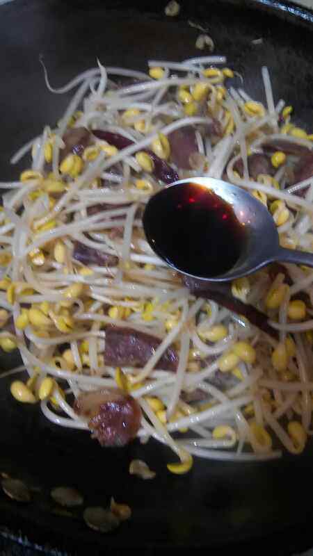 怪味香肠炒黄豆芽步骤7