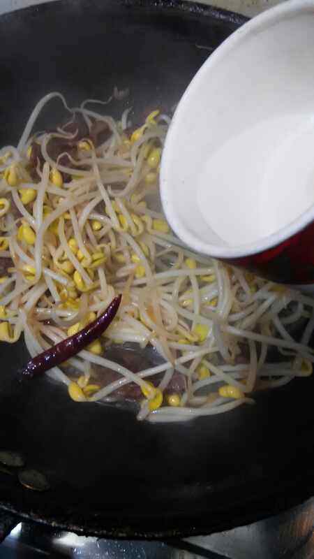 怪味香肠炒黄豆芽步骤8