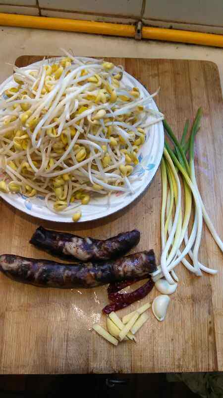 怪味香肠炒黄豆芽步骤1