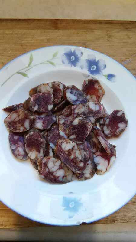 怪味香肠炒黄豆芽步骤2