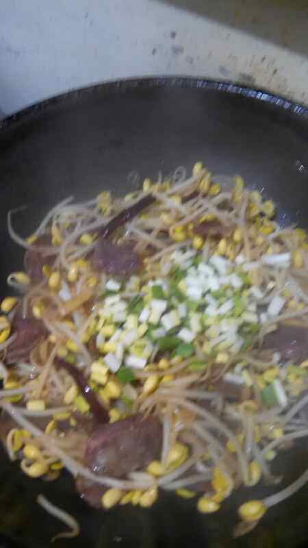 怪味香肠炒黄豆芽步骤9