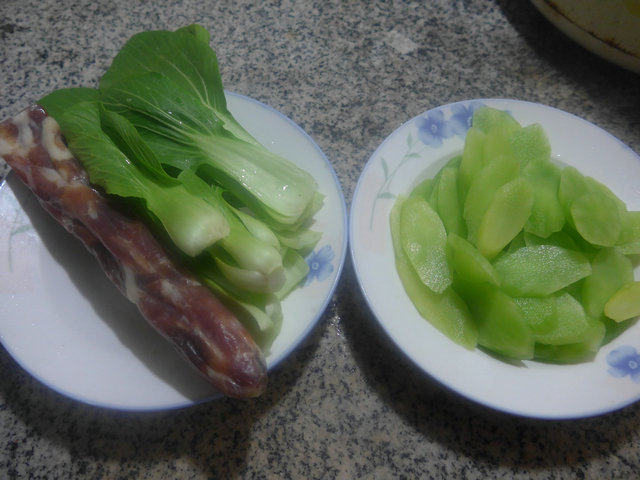 青菜香肠炒莴笋步骤1