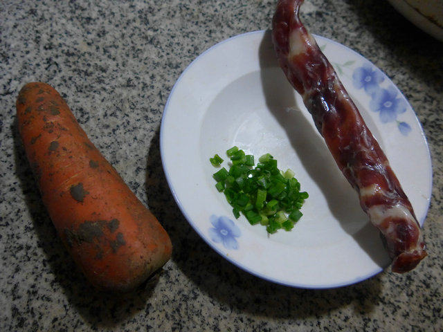 香肠蒸胡萝卜步骤1