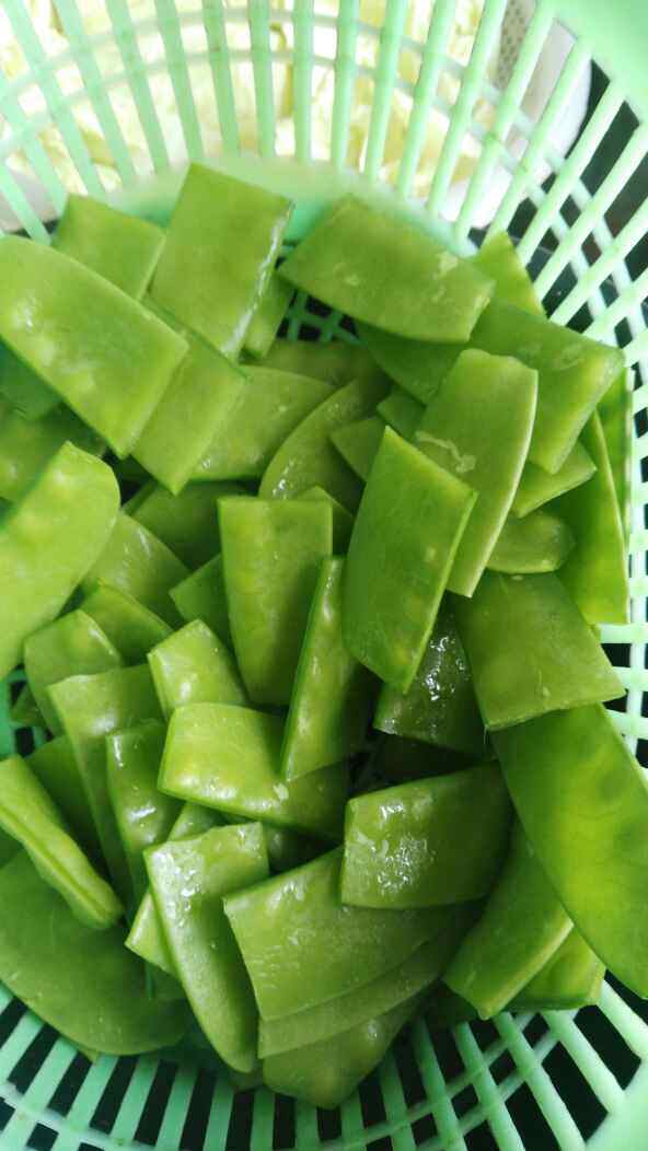 荷兰豆炒香肠步骤3