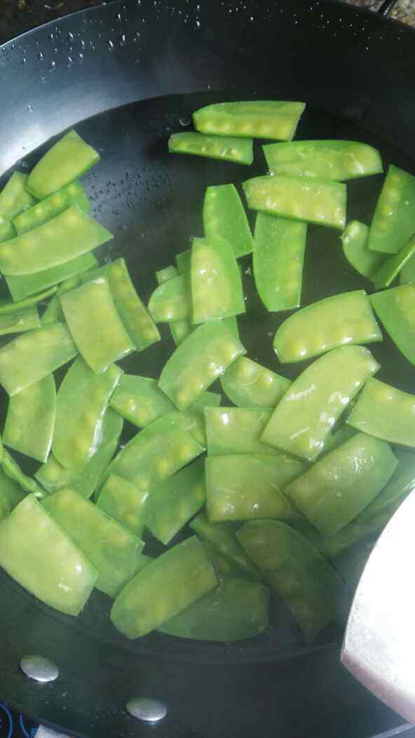 荷兰豆炒香肠步骤4