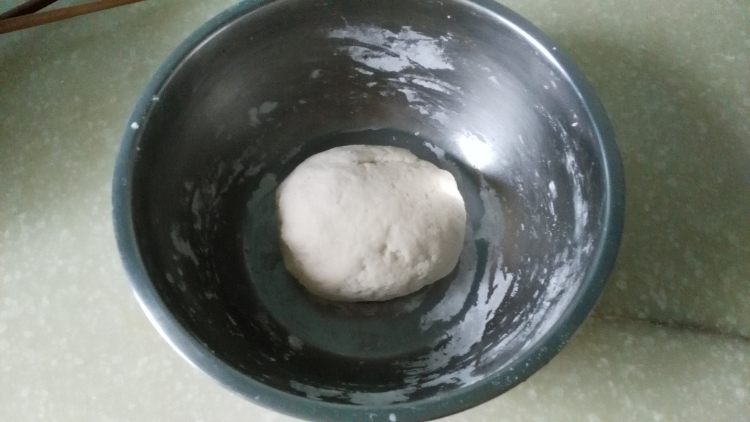 韭菜鸡蛋烫面饺步骤1