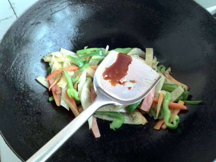 胡萝卜香肠炒饼步骤7