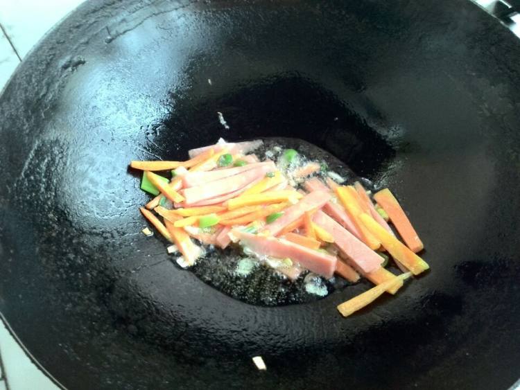 胡萝卜香肠炒饼步骤5
