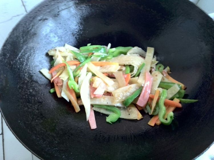 胡萝卜香肠炒饼步骤6