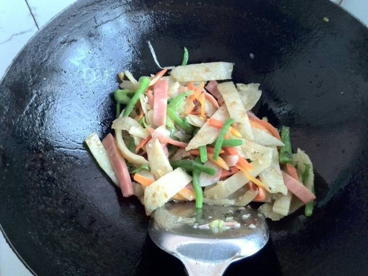 胡萝卜香肠炒饼步骤8
