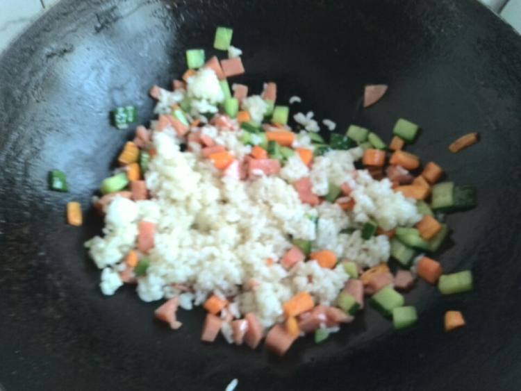 黄瓜香肠炒饭步骤6