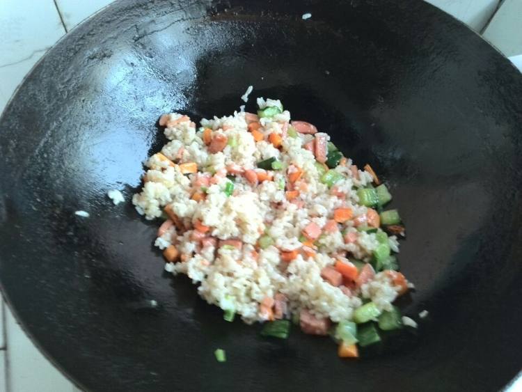 黄瓜香肠炒饭步骤7