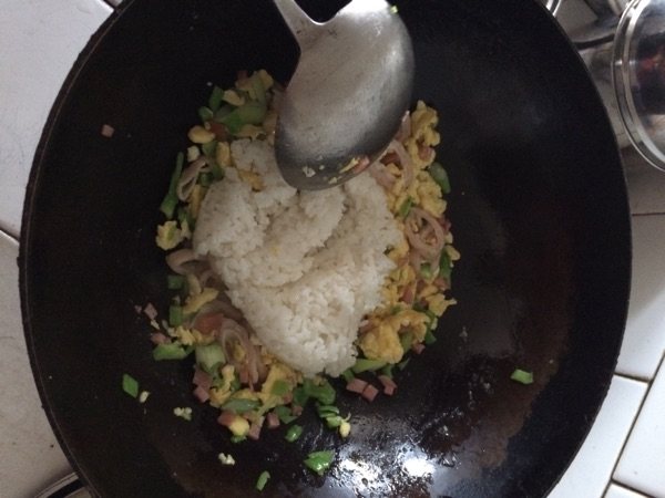 肥肠炒饭步骤5