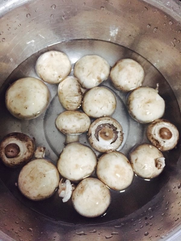 香肠炒蘑、菇步骤1