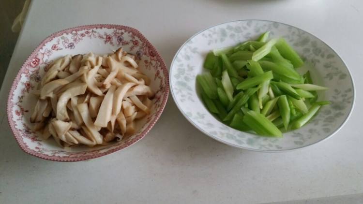 胡萝卜西芹炒杏鲍菇步骤3