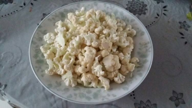 彩椒香肠炒花菜步骤1