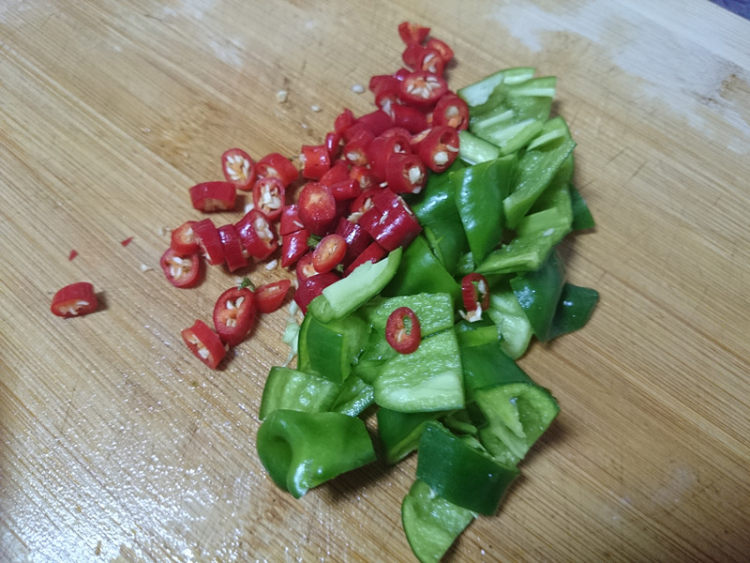 腊肠炒烟熏干步骤3