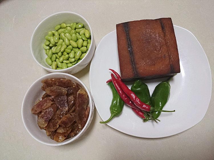 腊肠炒烟熏干步骤1
