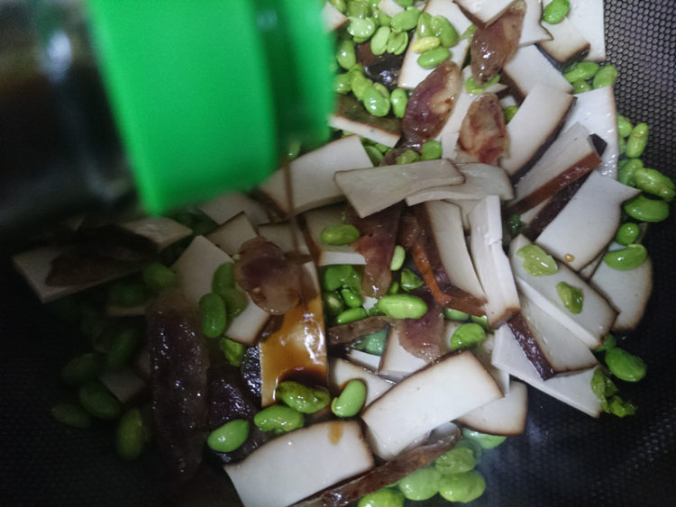 腊肠炒烟熏干步骤8