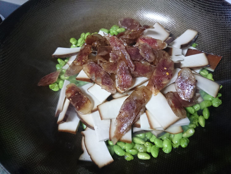 腊肠炒烟熏干步骤7