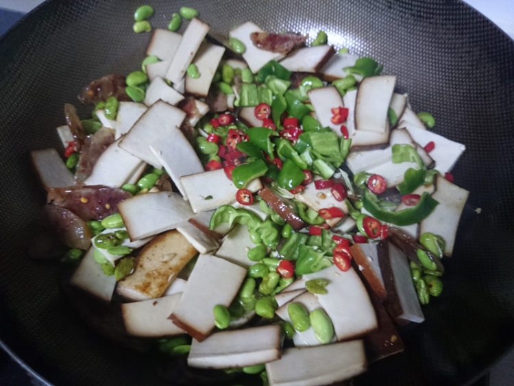 腊肠炒烟熏干步骤9