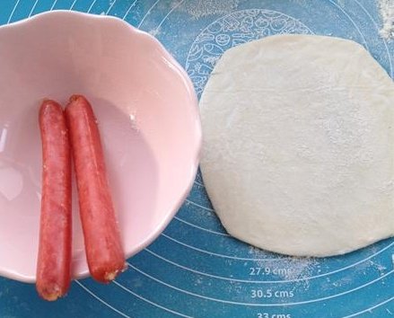 飞饼香肠卷步骤1