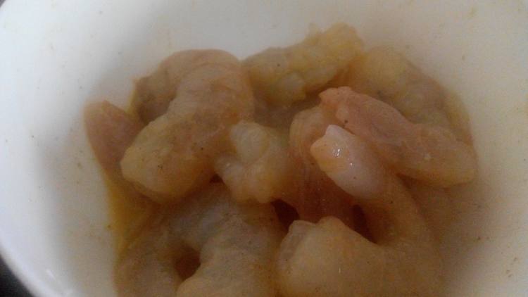 腊肠虾仁鲜蔬炒饭步骤5