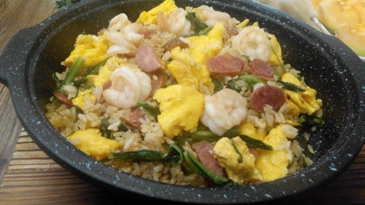 腊肠虾仁鲜蔬炒饭步骤15