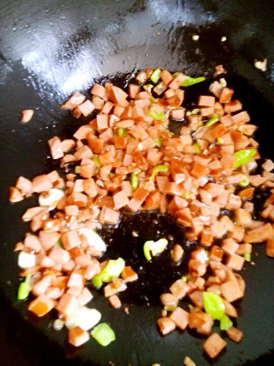生菜香肠鸡蛋炒饭步骤2