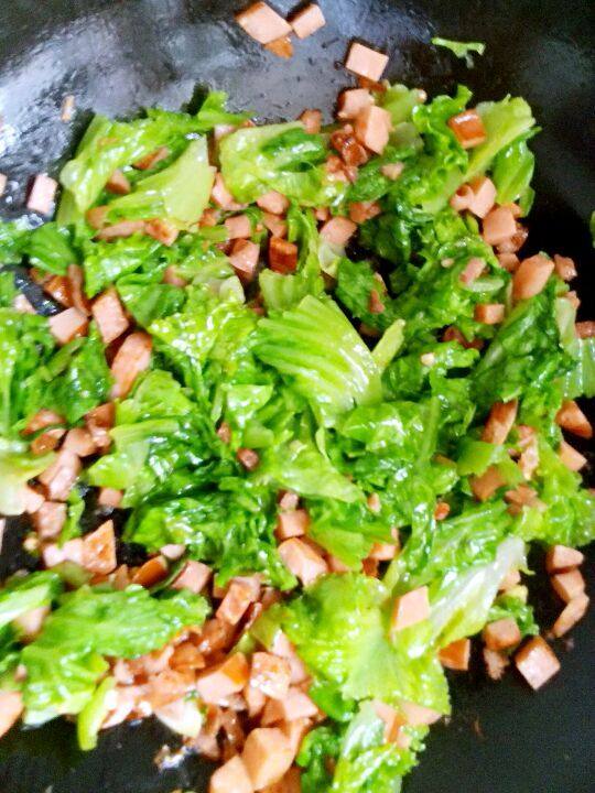生菜香肠鸡蛋炒饭步骤3