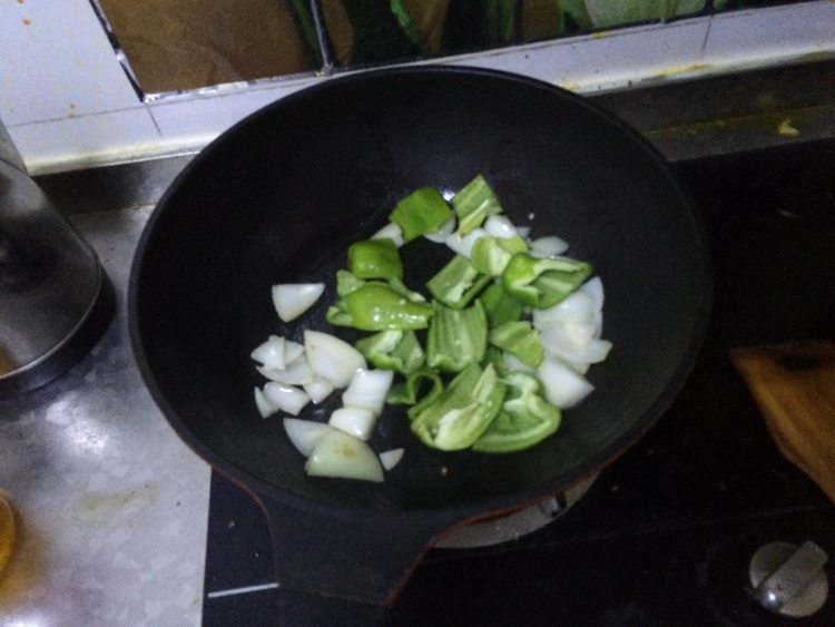 青椒小炒火腿步骤3