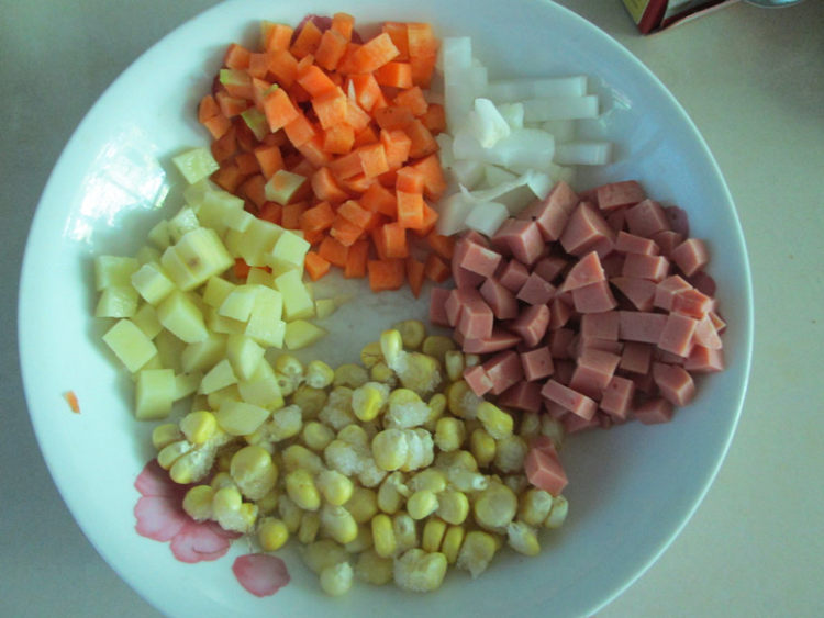 五彩咖喱鸡肉饭步骤1