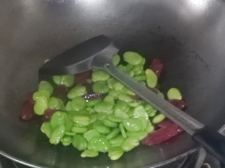 香肠炒青豆瓣步骤6