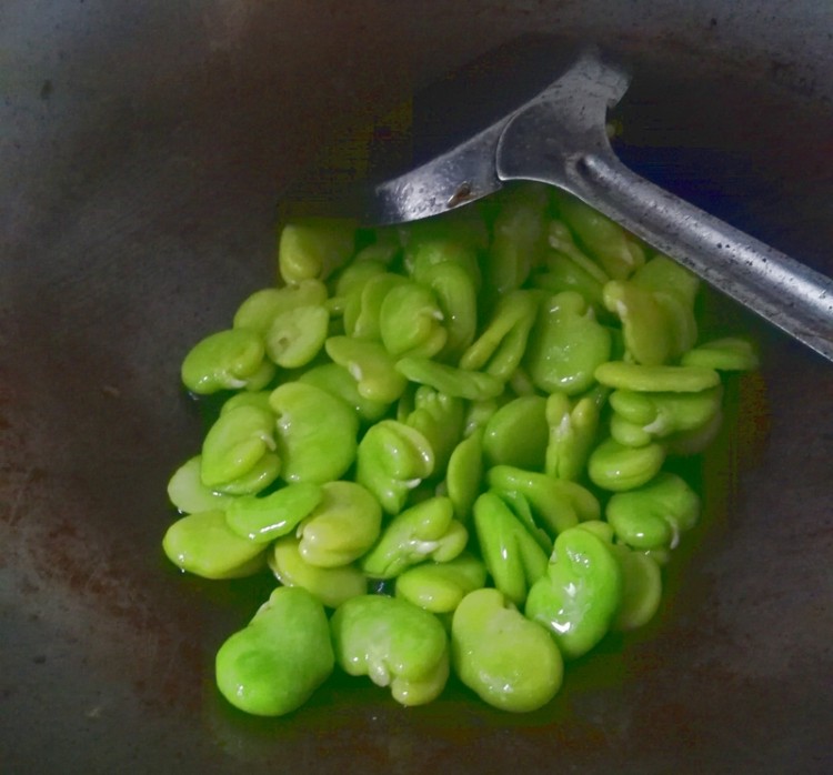 香肠炒青豆瓣步骤4