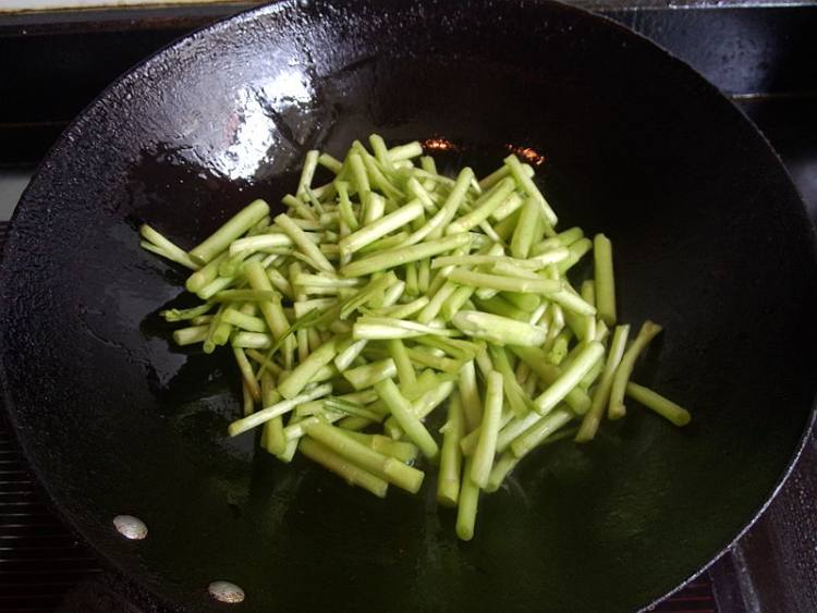 香肠炒芦蒿步骤5